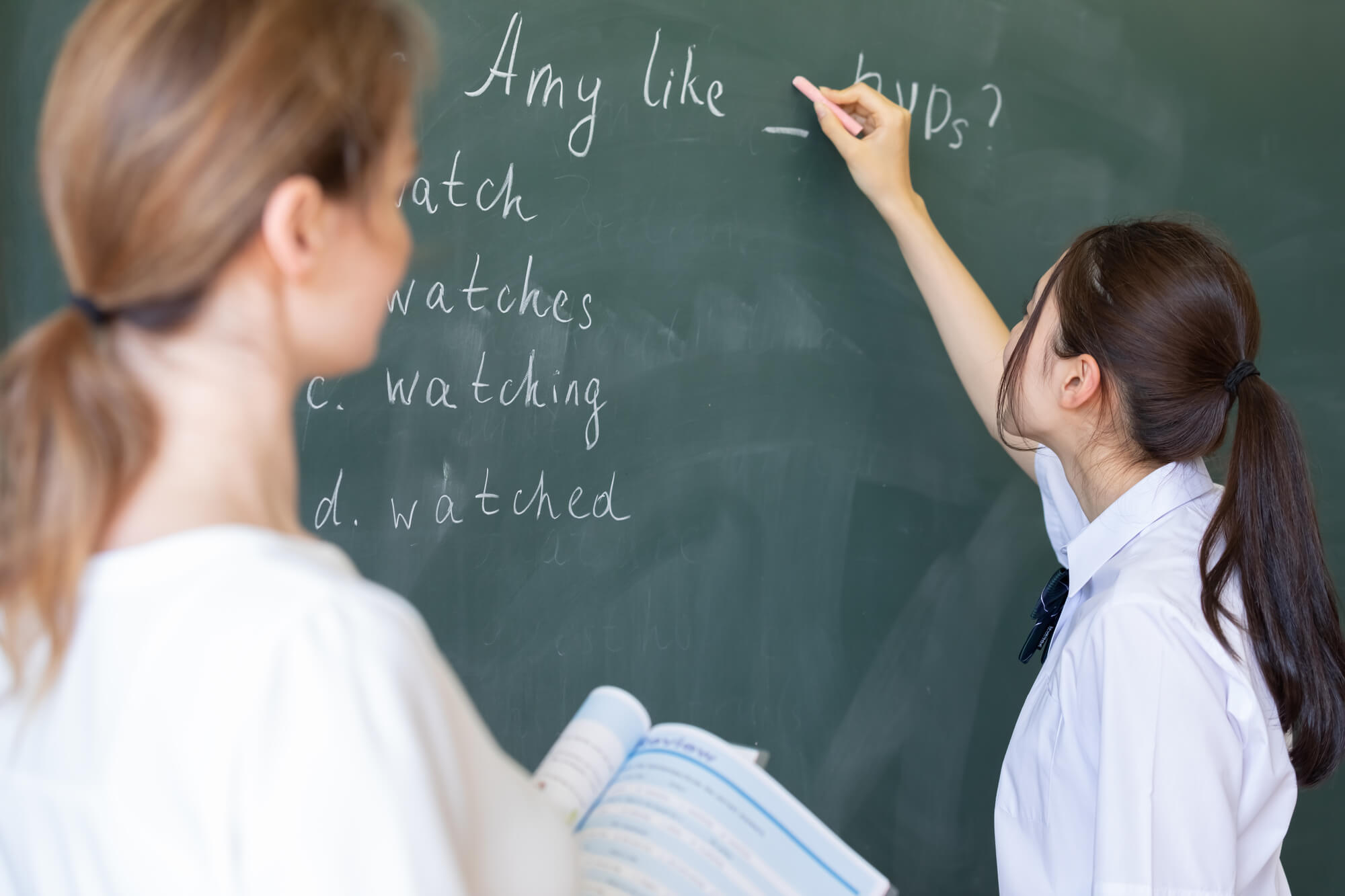 学生が黒板に答えを書いている様子