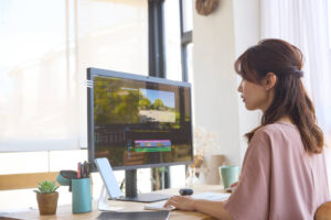 モニターを見ながら作業する女性