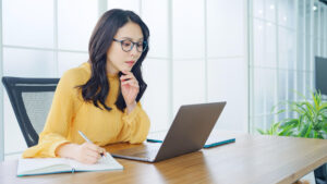 困った様子の女性