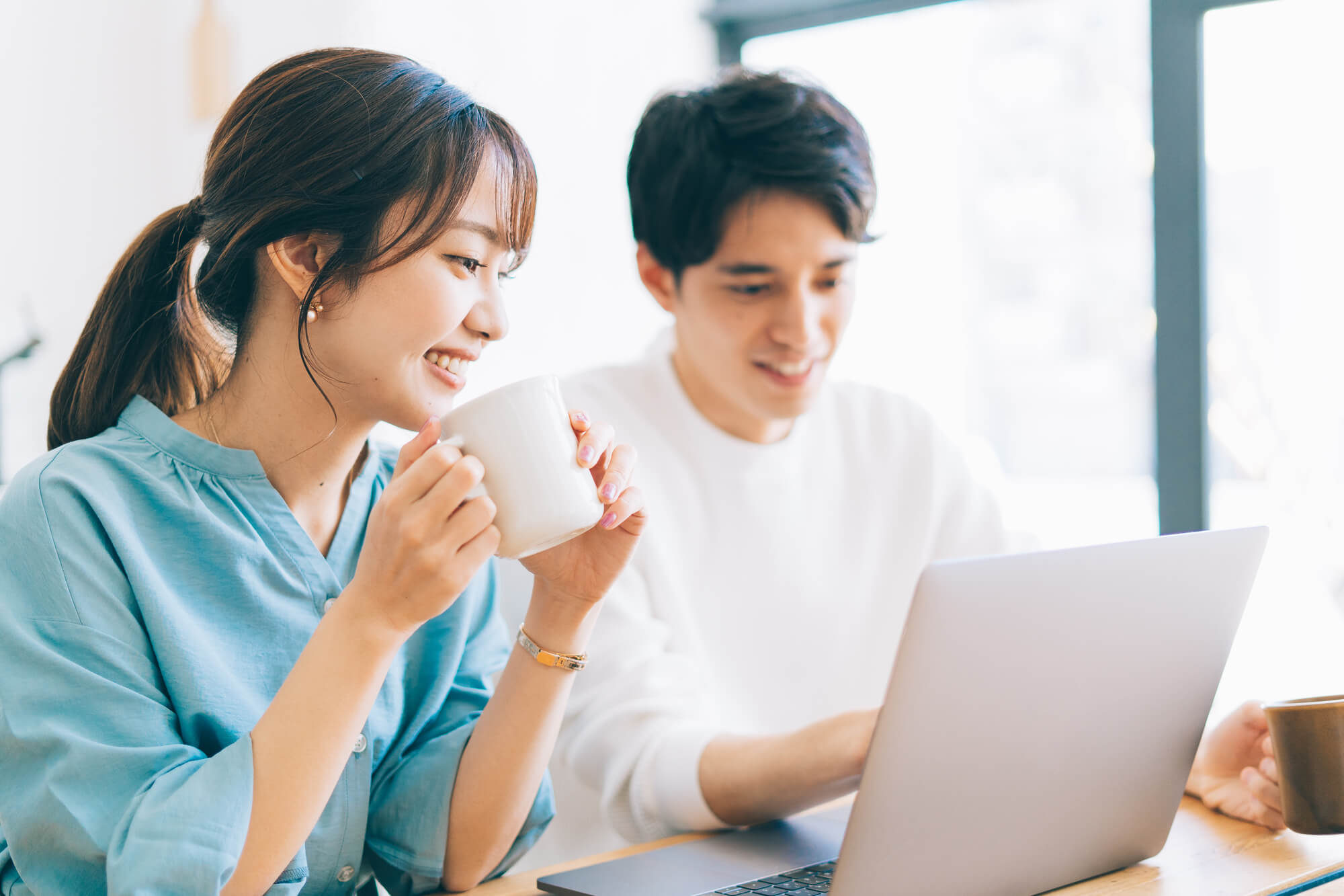 男女がPCを眺めている様子